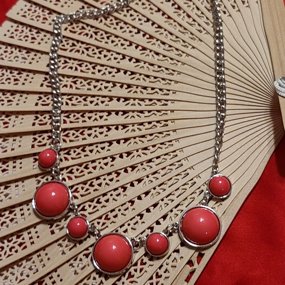 Eye-Catching Ladies Necklace